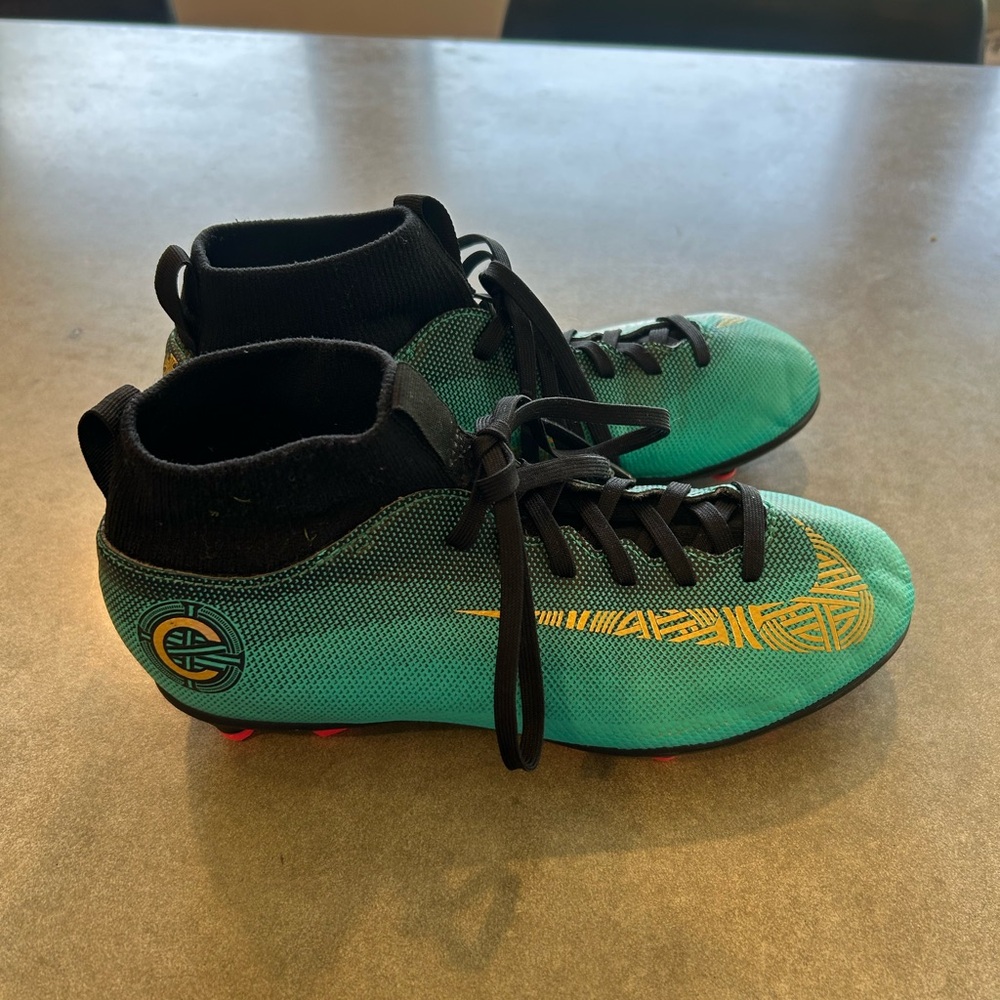 Nike Kids' Turquoise and Black soccer cleats. Nike Mercurial size 4.5youth.